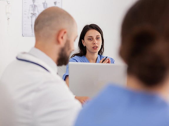 Bild på kvinna som pratar under ett möte. Foto:Mostphotos