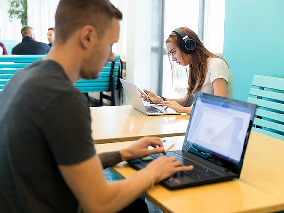 Två studenter som arbetar på sina bärbara datorer. Foto: Mostphotos
