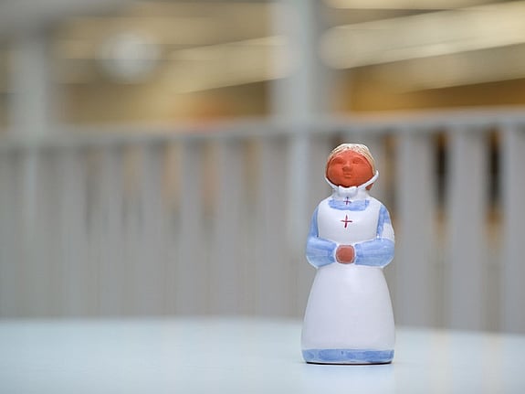 Porslinsfigur som föreställer en sjuksköterska
