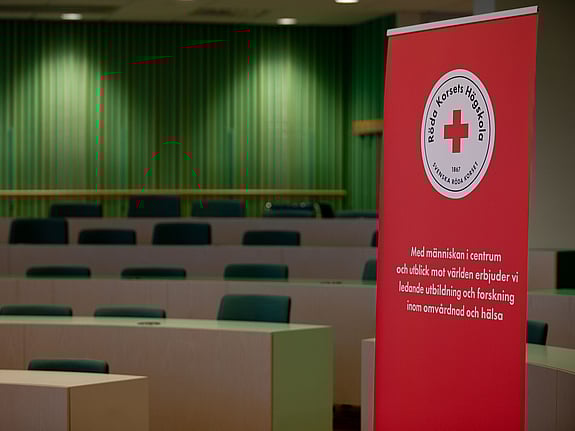 roll-up med Röda Korsets Högskolas logga