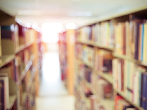 Bokhyllor i kort skärpa. Foto:Mostphotos