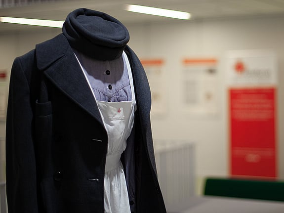 Äldre variant av sjuksköterskeuniform. Foto: Jenny Frejing