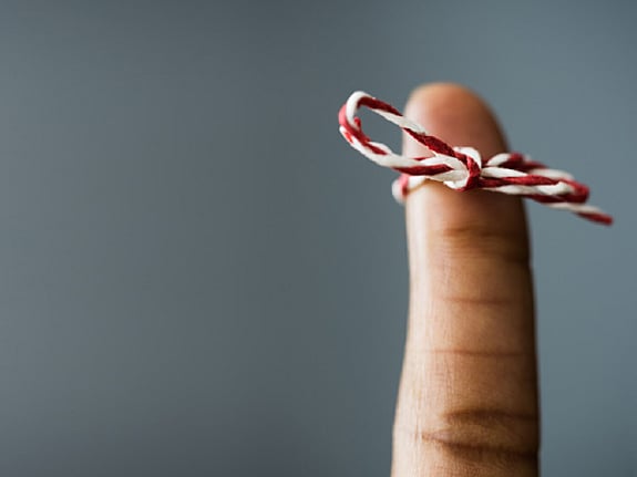 Finger med ett snöre knutet runt