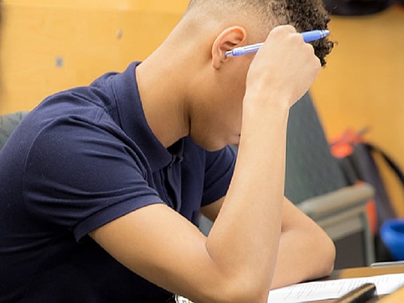 Studenter som skriver tenta. Foto: Mostphotos