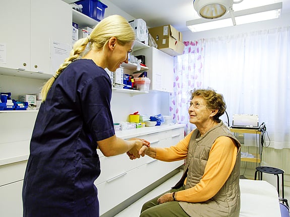 Patient som tas hand om av en kvinnlig sjuksköterska. Foto: Mostphotos