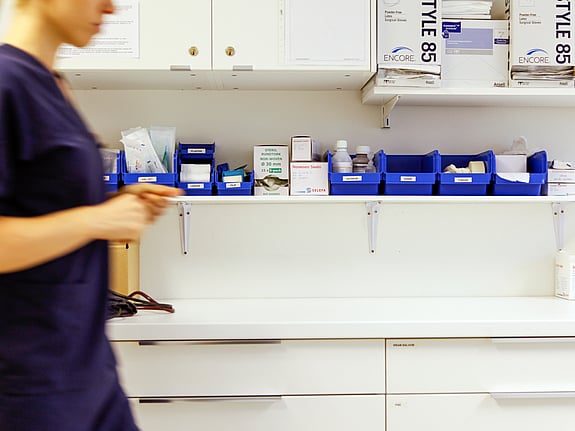 Sjuksköterska under arbetspass.