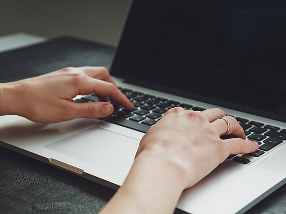 Skriver på en bärbar dator. Foto: Mostphotos