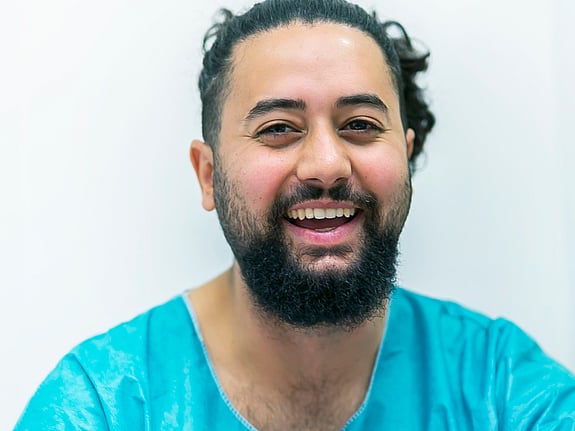 Bild av leende sjuksköterska.