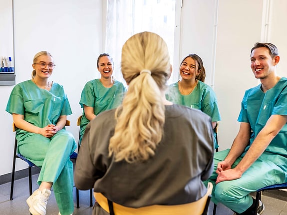Bild på studenter från Röda Korsets Högskola. Foto: Jenny Freijing