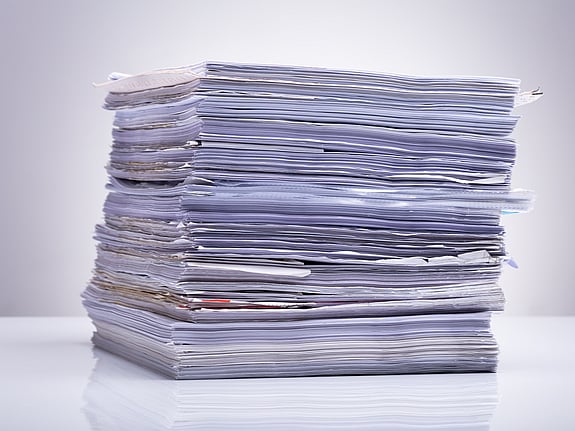 Hög med papper