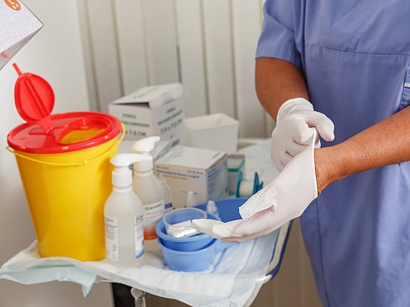 Sjuksköterska som förbereder nål. Foto: Mostphotos