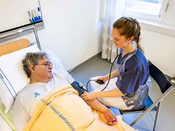 Student som mäter blodtryck på patient. Foto: Jenny Frejing.