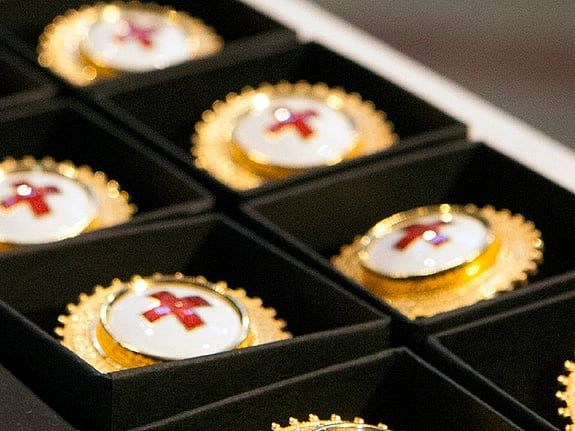 Bild av Röda Korsets sjuksköterskebroscher.