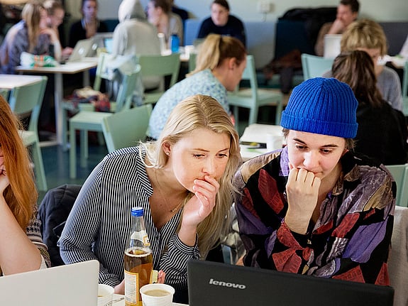 Bild på tre studenter som studerar tillsammans. Foto: RKH