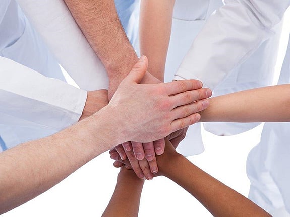 Personer som har lagt sina händer över varandras. Foto:Mostphotos