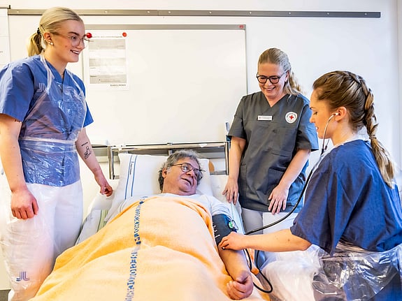 Studenter med lärare och en patient. Foto: Jenny Frejing.