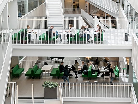 Överblicksbild över lokalerna vid Röda Korsets Högskola. Foto: Andreas Bergius.