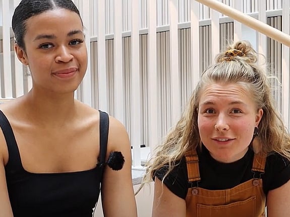 Emma och Hanna, tidigare studenter vid Röda Korsets Högskola. Foto: RKH