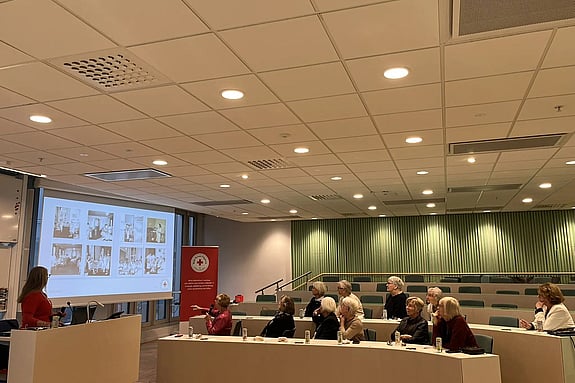 Avgångsklassen 1965 pratar om minnen från sin tid som studenter vid Röda Korsets sjuksköterskeskola. Foto: RKH