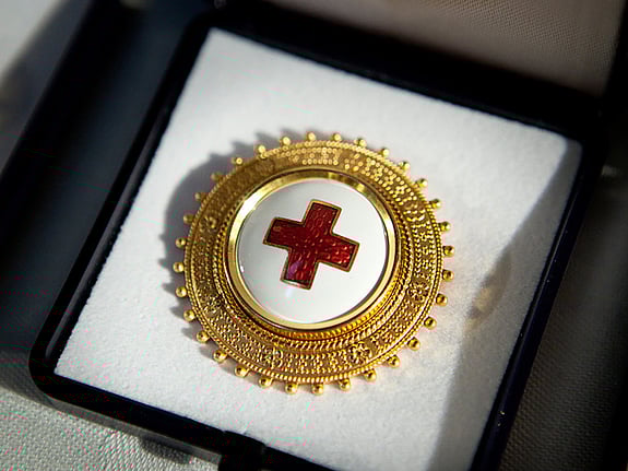 Röda Korsets sjuksköterskebrosch. Foto: RKH