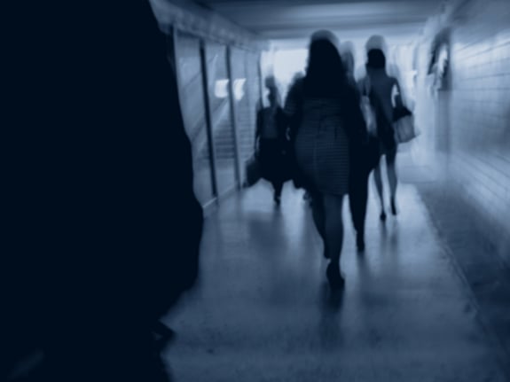 Bild av mörk siluett och en kvinna.