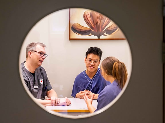 Studenter i samtal med lärare. Foto: Jenny Frejing