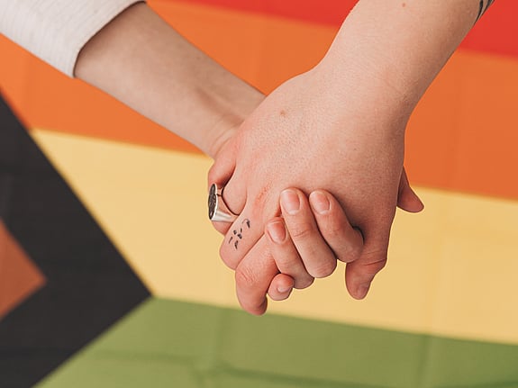 personer som håller varandras hand. Foto: Mostphotos