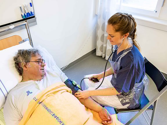 Sjuksköterska som tar blodtryck på en patient. Foto: Jenny Frejing