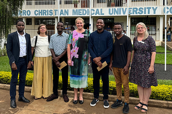 Högskolans rektor tillsammans med stipendiater och mottagare av Röda Korsets Högskolas stipendium för Best Nursing Research Paper.