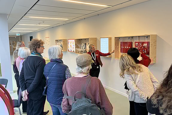 Visning av utställningen över Röda Korset Högskolas och Röda Korsets historia. Foto: RKH