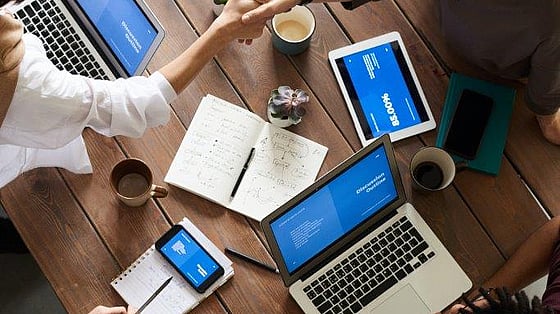 Bild på ett mötesbord ovanfrån. Foto: Mostphotos