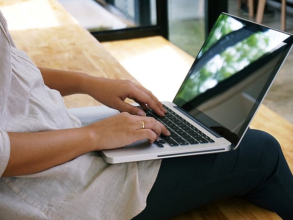 Arbetar på en bärbar dator. Foto: Mostphotos