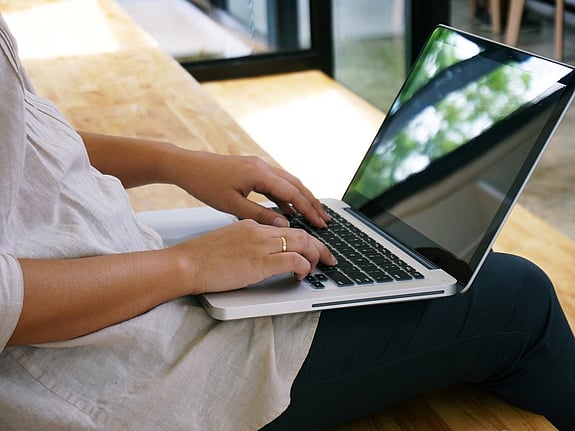 Kvinna som arbetar på sin dator. Foto: Mostphotos.