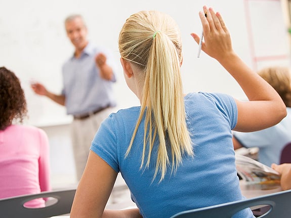 Studenter och lärare i klassrum. Foto: Mostphotos