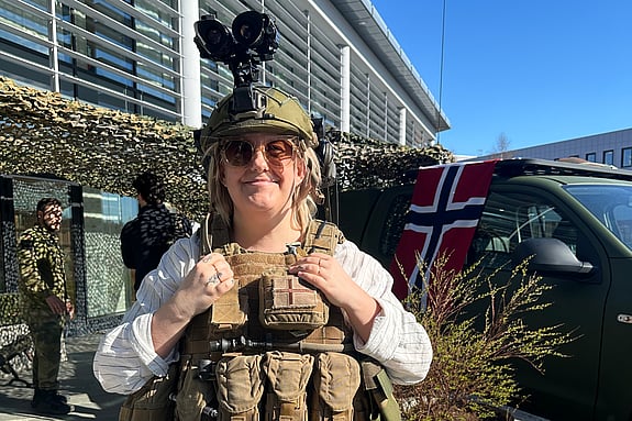 Lisa provar utrustning. Foto: Privat