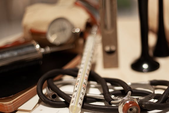 Ur en sjuksköterskeväska från tidigt 1900-tal.