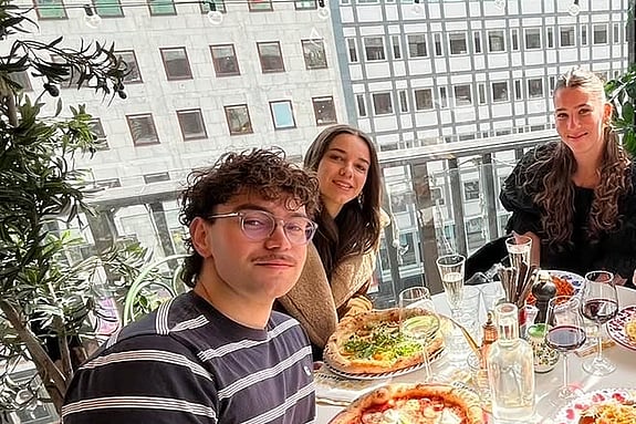 Exchange students and student mentor. Foto: Privat