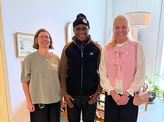 Dr Leopold Gilala från Kolandoto Hospital tillsammans med rektor Susanne Georgsson och Jenny Cadstedt, internationell straget. Foto: RKH