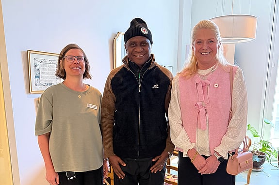 Dr Leopold Gilala från Kolandoto Hospital tillsammans med rektor Susanne Georgsson och Jenny Cadstedt, internationell straget. Foto: RKH