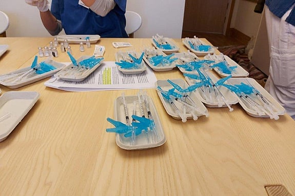 Bild av vaccinationsdoser inför vaccinering mot covid-19.