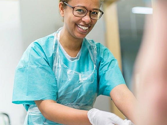 Bild av sjuksköterskestudent.