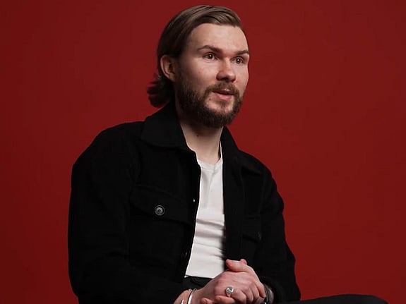 Joachim Fast, student vid Röda Korsets Högskola intervjuas. Foto: RKH