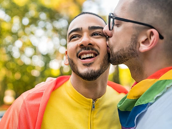 Ett gaypar som håller om varandra. Foto: Mostphotos