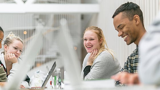 Bild på soffgrupp i lokalerna vid Röda Korsets Högskola. Foto: RKH