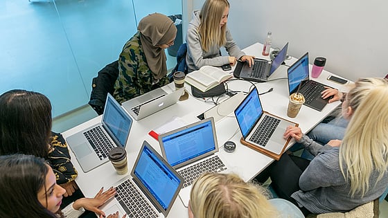 Studenter i grupprum. Foto: RKH