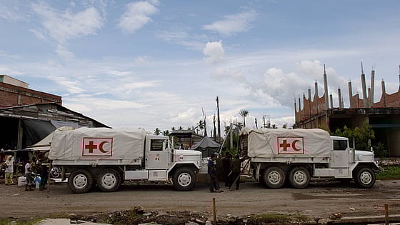 Två lastbilar märkta med Röd Korset/Röda halvmånen. Foto:SRK
