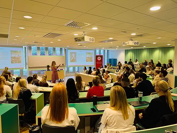 Rektor Susanne Georgsson talar inför de nya studenterna vid sjuksköterskeprogrammet. Foto: RKH