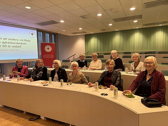 Avgångsklassen som 1965 tog sin sjuksköterskeexamen från Röda Korsets sjuksköterskeskola. Foto: RKH