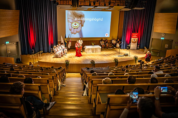 Den nyutexaminerade sjuksköterskans tal hålls. Foto: Jenny Frejing