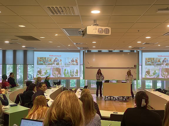 Katarina Brochard, Cecilia Häckter-Ståhl och Hanna Gabrielsson välkomnar deltagarna till VFU-dagen 2025. Foto: RKH